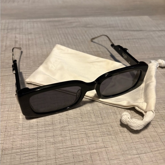 DEZI Accessories - DEZI Black Sunglasses